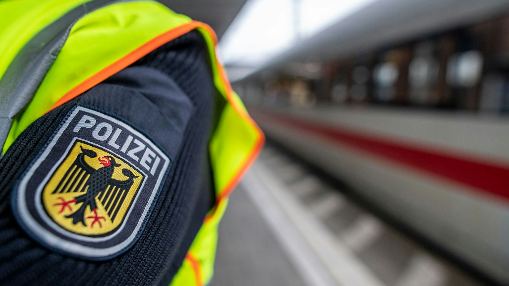 Ein Bundespolizist steht am Hauptbahnhof vor einem ICE.