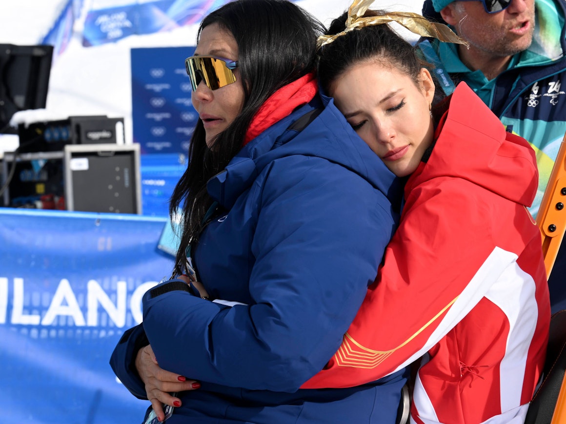 Eileen Gu umarmt von hinten ihre Mutter Gu Yan.