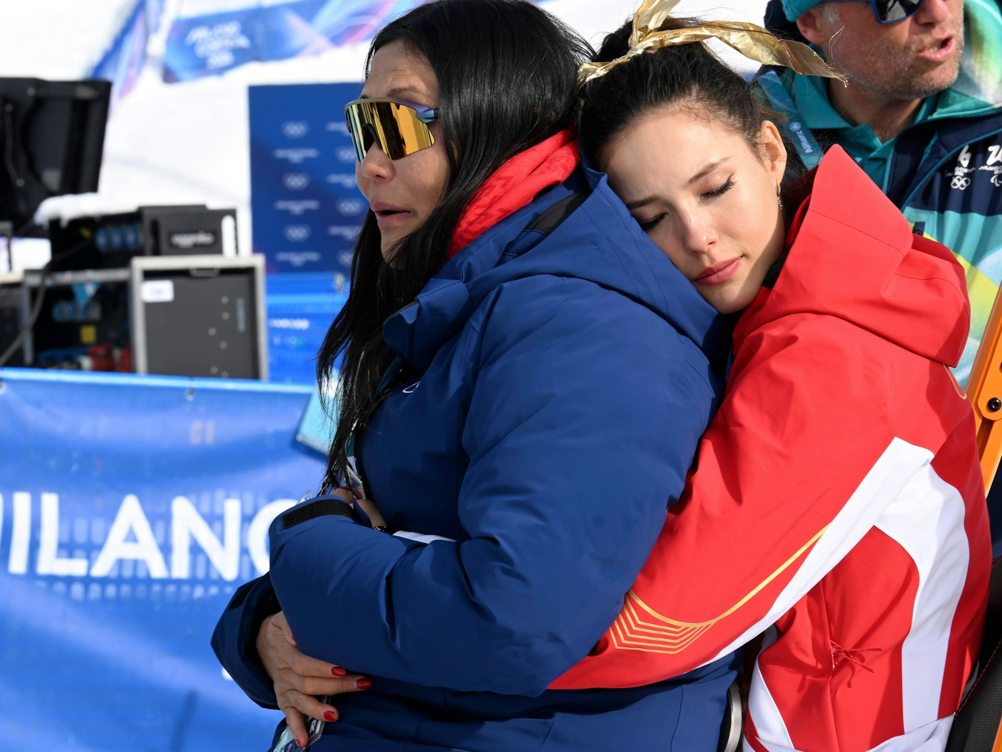 Eileen Gu umarmt von hinten ihre Mutter Gu Yan.