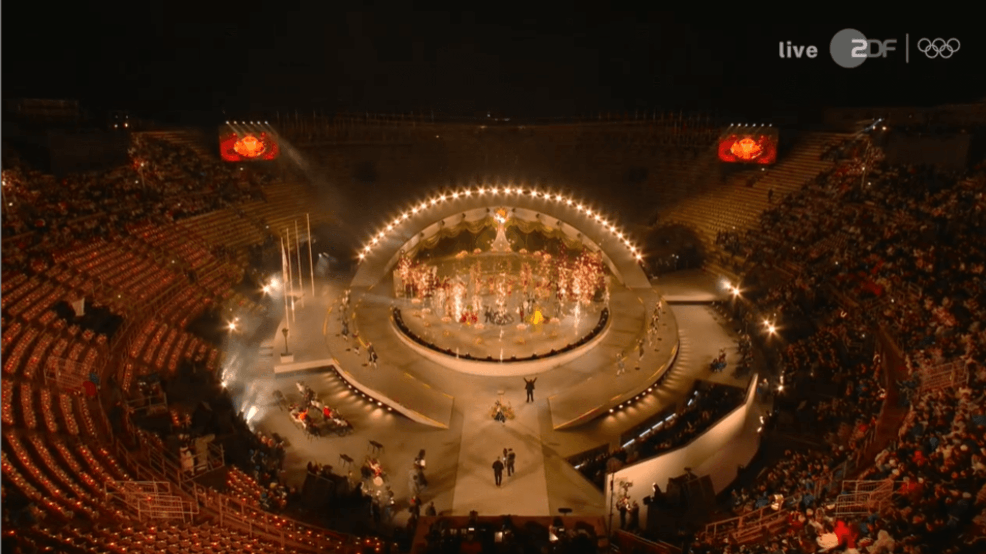 Bei der Olympia-Abschlussfeier in Verona blieben zu Beginn etliche Plätze auf den Rängen leer (links).