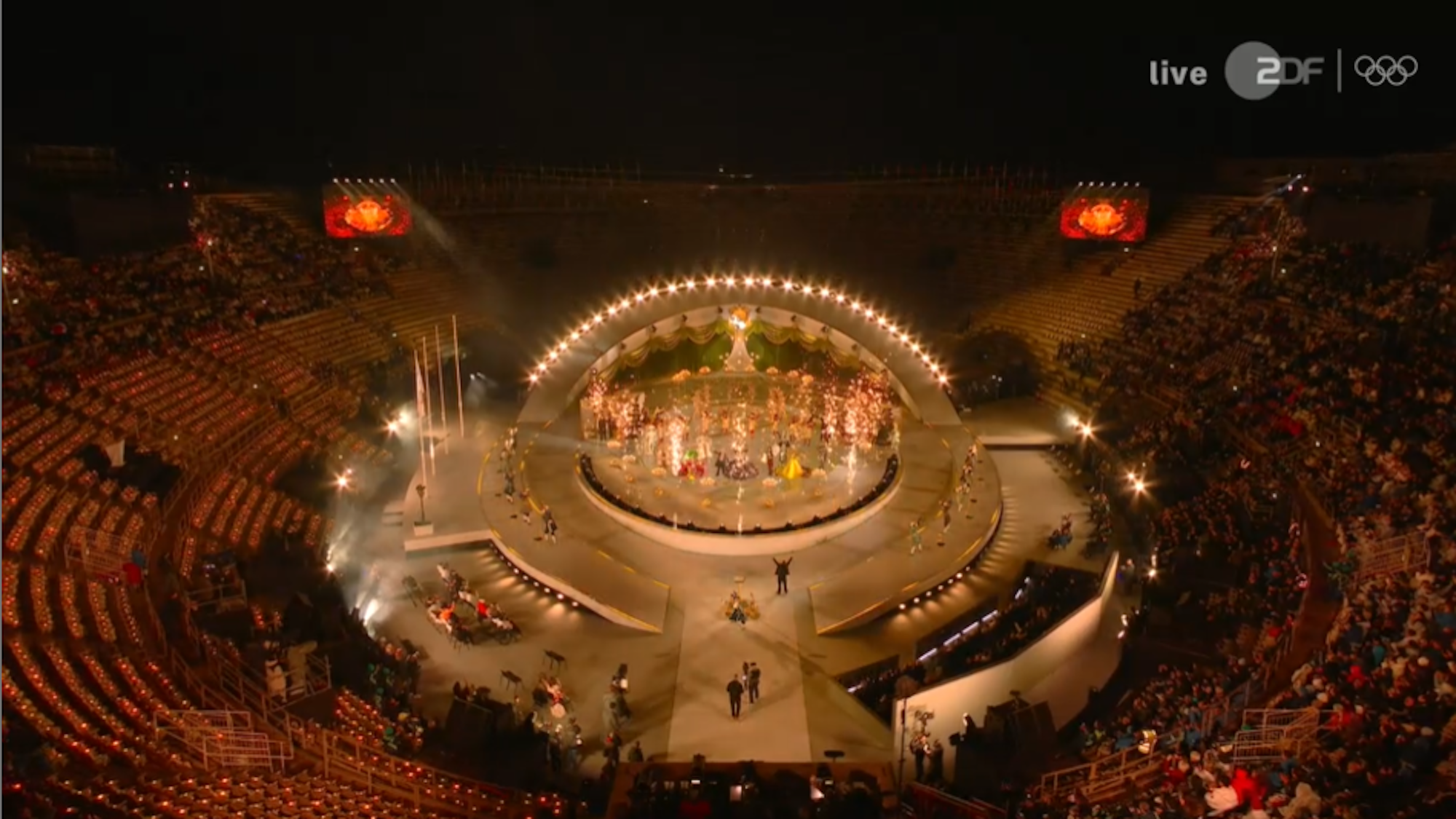 Bei der Olympia-Abschlussfeier in Verona blieben zu Beginn etliche Plätze auf den Rängen leer (links).