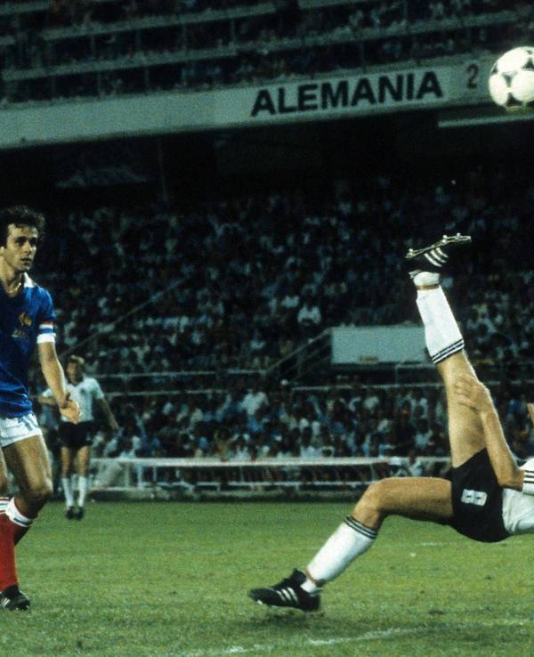 Klaus Fischer (DFB) trifft per Fallrückzieher gegen Frankreich.