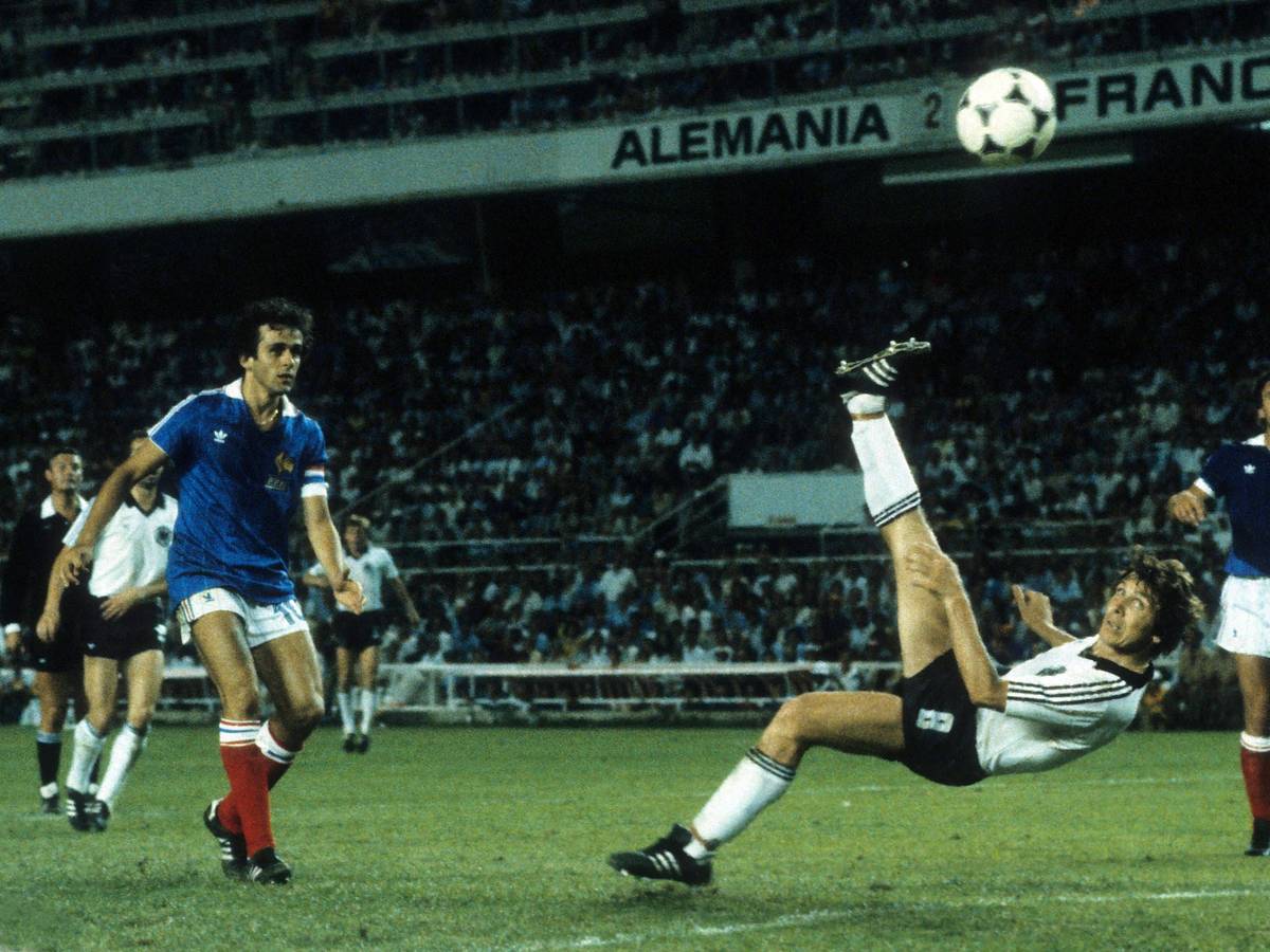 Klaus Fischer (DFB) trifft per Fallrückzieher gegen Frankreich.