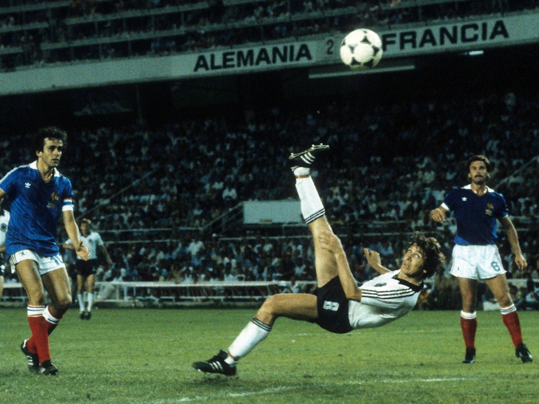 Klaus Fischer (DFB) trifft per Fallrückzieher gegen Frankreich.