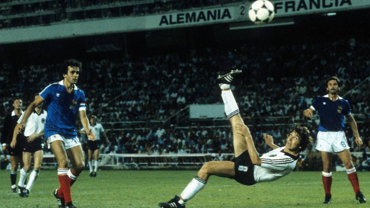 Klaus Fischer (DFB) trifft per Fallrückzieher gegen Frankreich.