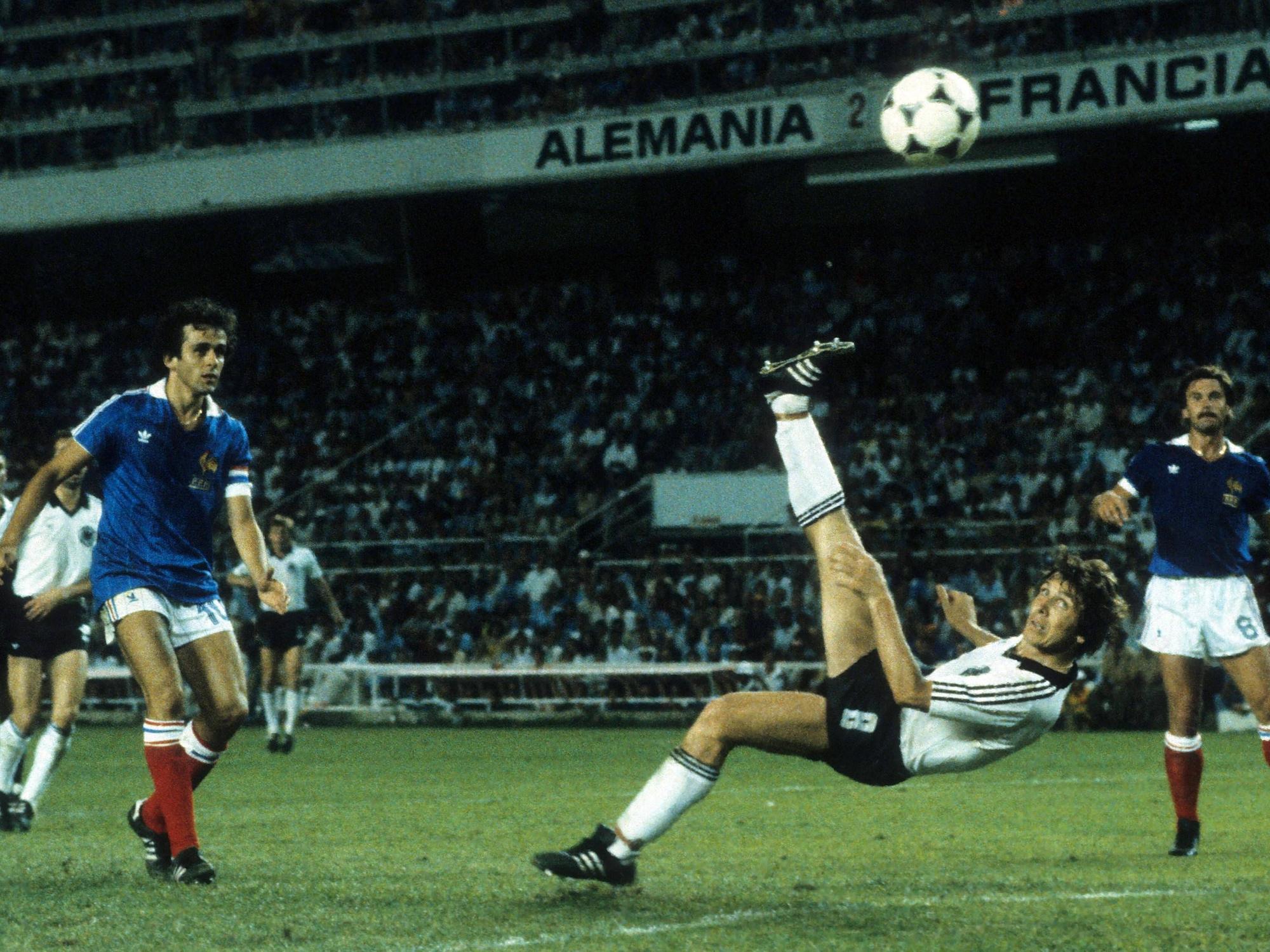 Klaus Fischer (DFB) trifft per Fallrückzieher gegen Frankreich.