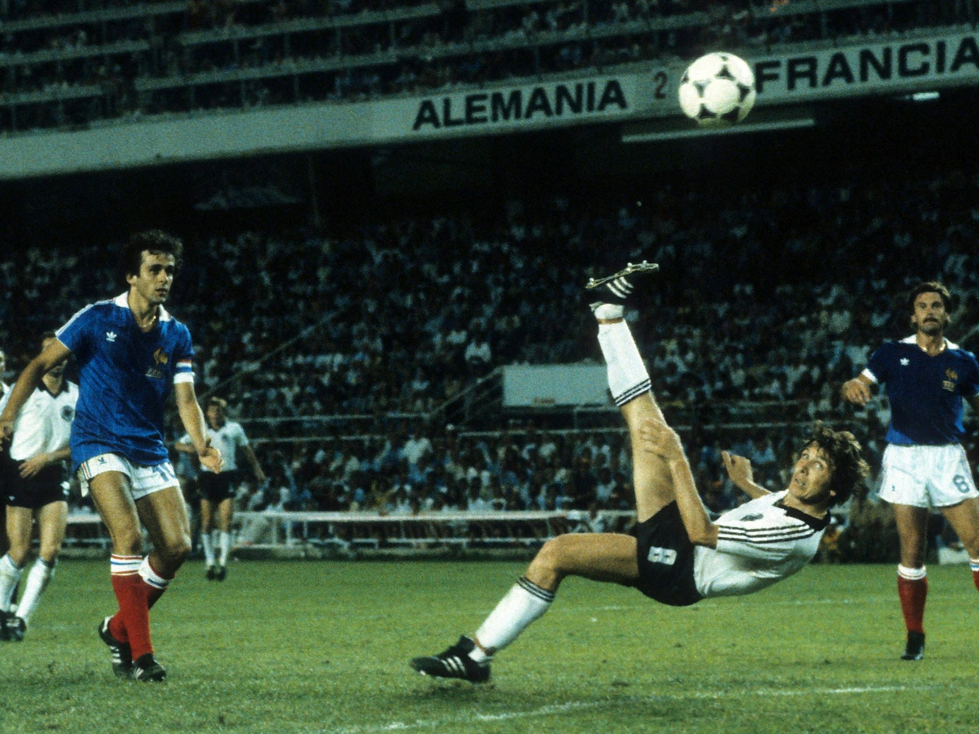 Klaus Fischer (DFB) trifft per Fallrückzieher gegen Frankreich.