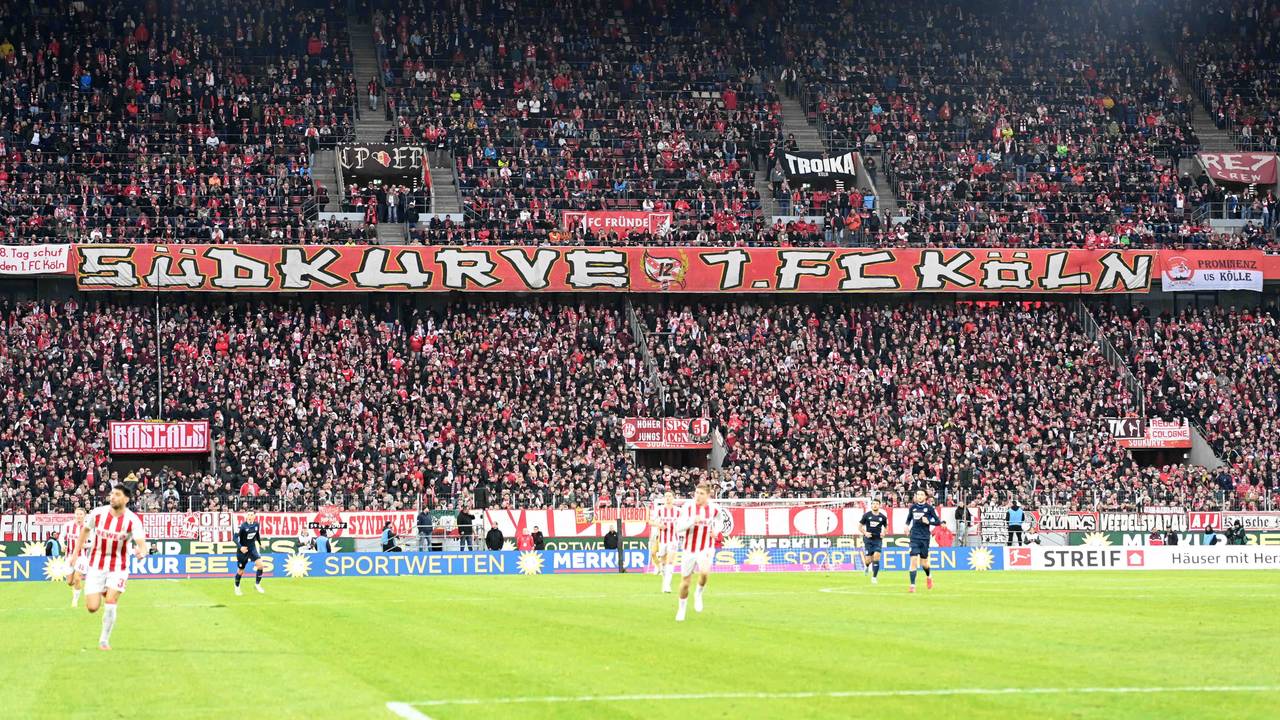 Fans des 1. FC Köln schauen im Stadion ein Spiel des Klubs.