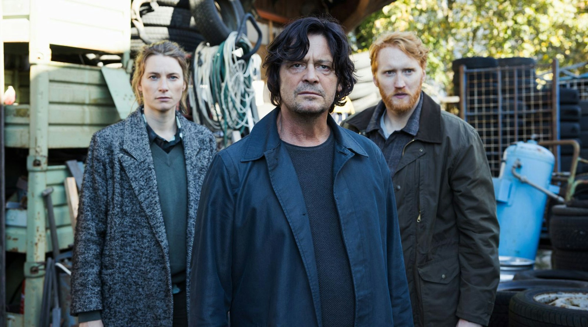 In ihrem zweiten gemeinsamen Fall versuchen Kriminalpsychologe Thomas Meiberger (Fritz Karl, Mitte), Hauptkommissarin Anna Grünwald (Lisa Schützenberger) und deren Kollege Kevin Ganslinger (Franz Josef Danner) herauszufinden, warum mehrere Psychologen entführt wurden. Sind noch weitere Menschen in Gefahr? (Bild: ARD Degeto Film/Mona Film/Tivoli Film/Victoria Herbig)