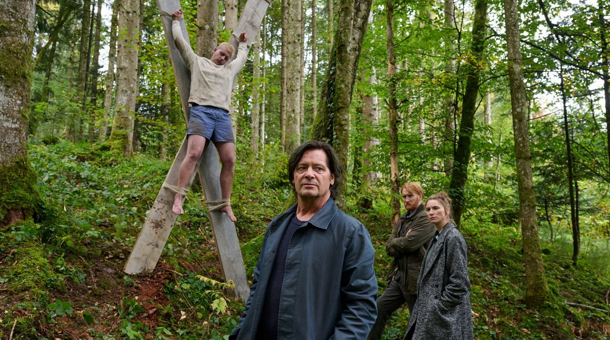 Kriminalpsychologe Meiberger Fritz Karl, vorne)und das Ermittlerduo Grünwald (Lisa Schützenberger) und Ganslinger (Franz Josef Danner) sind einem Ritualmörder auf der Spur. Das zweite Opfer endete an einem Andreaskreuz im Wald. (Bild: ARD Degeto Film/Mona Film/Tivoli Film/Walter Wehner)