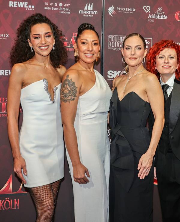 Nadja Benaissa, Jessica Wahls, Sandy Mölling und Lucy Diakovska lÀcheln in die Kamera