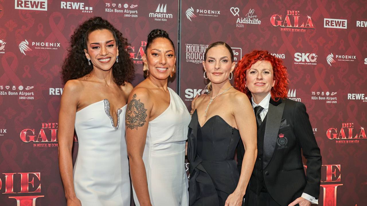 Nadja Benaissa, Jessica Wahls, Sandy Mölling und Lucy Diakovska lÀcheln in die Kamera