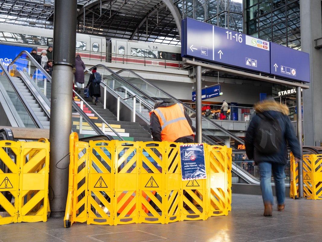 Absperrungen stehen vor Rolltreppen an einem Bahnhof.