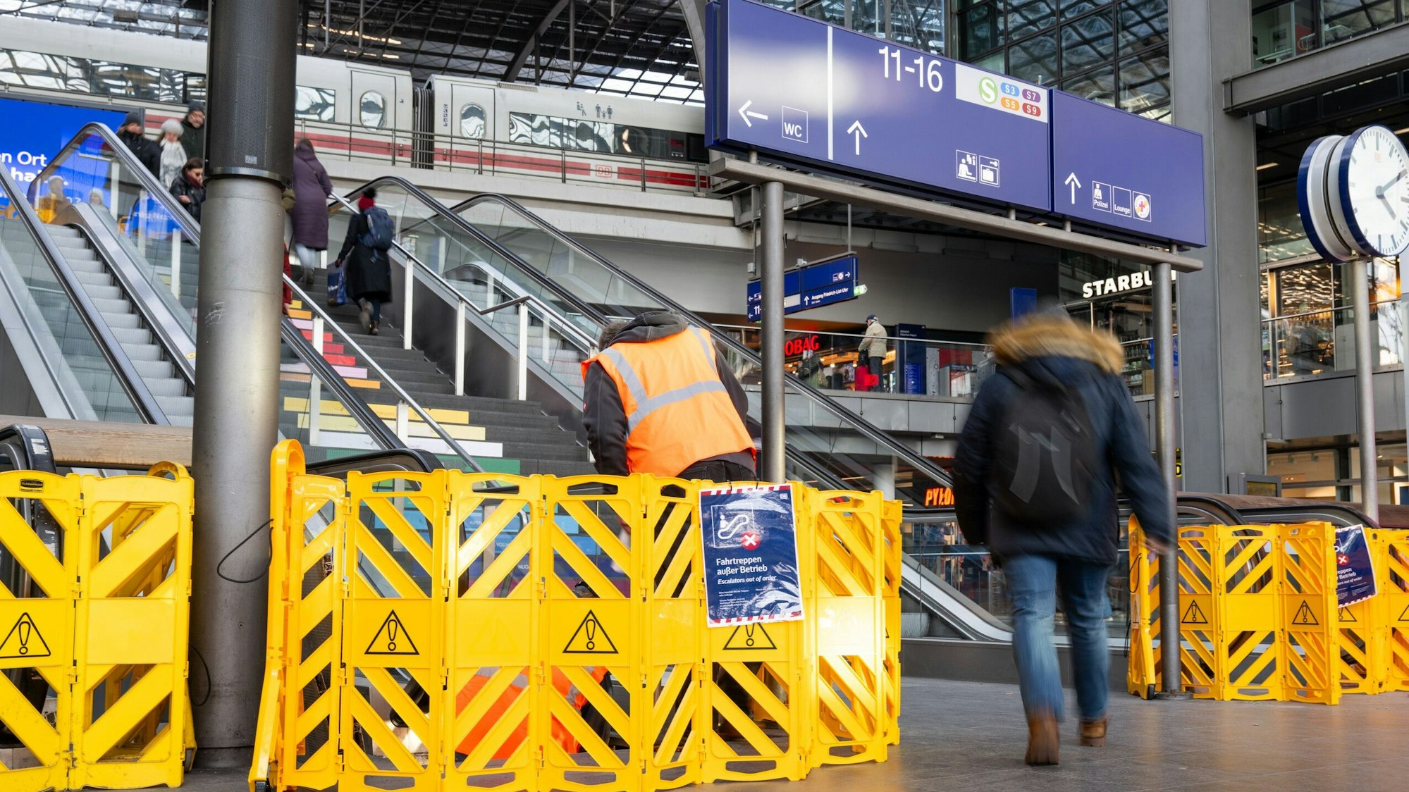 Absperrungen stehen vor Rolltreppen an einem Bahnhof.