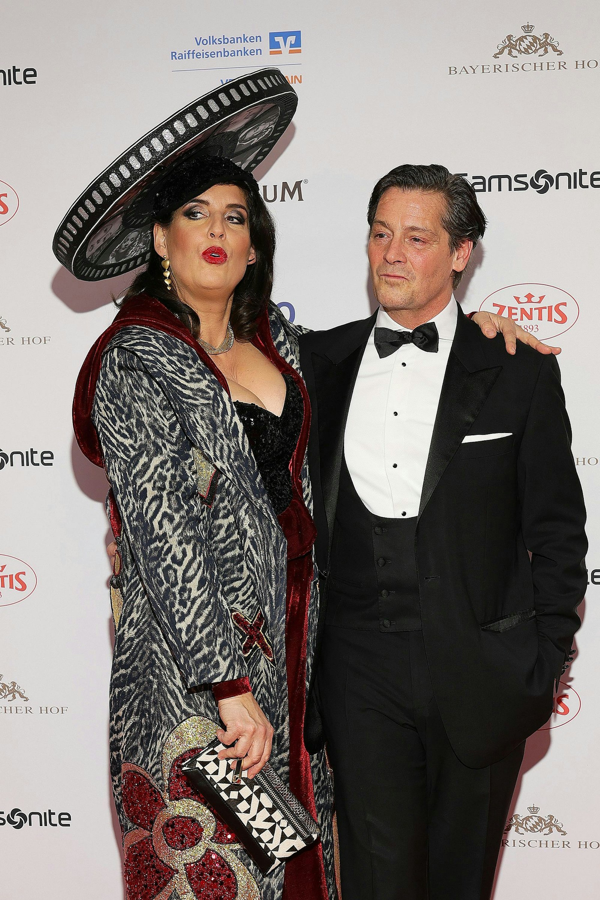 Fritz Karl ist mit Schauspielkollegin Elena Uhlig verheiratet. Mit witzigen Instagram-Videos, in denen sie ihren Alltag auf die Schippe nehmen, wurden die beiden zu Internet-Stars. „Humor ist ein ganz großer Bestandteil in unserem gemeinsamen Leben“, so Fritz Karl im Interview. (Bild: 2025 Getty Images/Andreas Rentz)