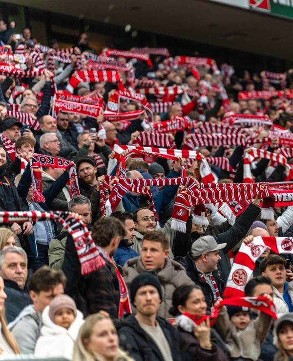 Fans des 1. FC Köln im Rhein-Stadion