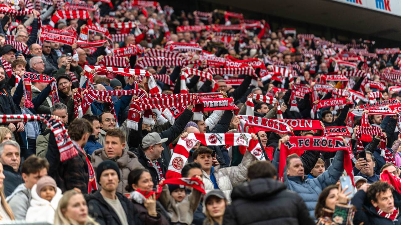Fans des 1. FC Köln im Rhein-Stadion