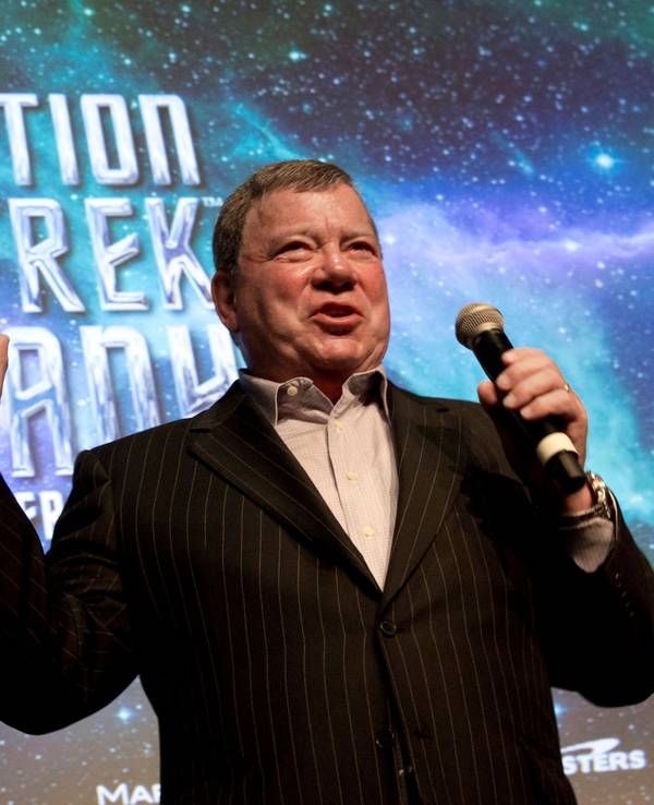 Schauspieler William Shatner spricht in ein Mikrofon.