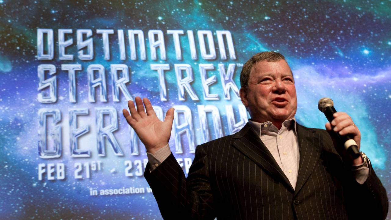 Schauspieler William Shatner spricht in ein Mikrofon.