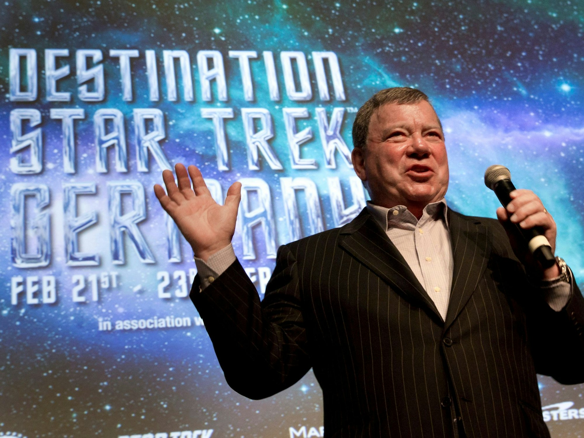 Schauspieler William Shatner spricht in ein Mikrofon.