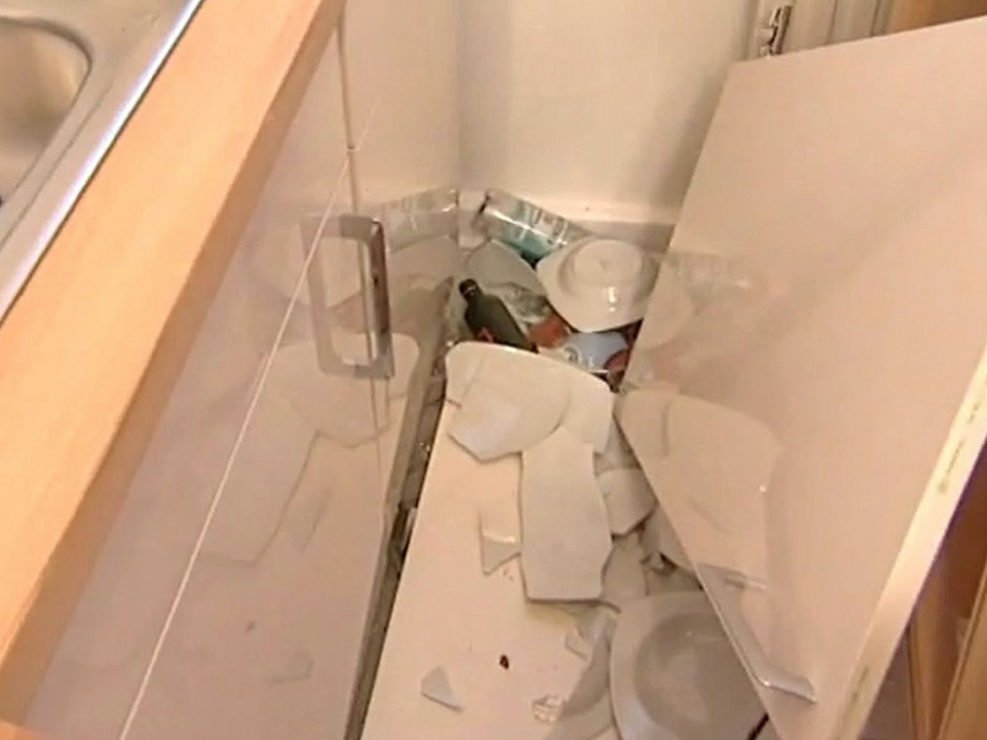 Ein Bild der Zerstörung bietet sich in Bensons Küche. (Bild: RTL)