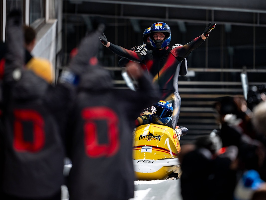 Das deutsche Viererbob-Team jubelt im Ziel bei Olympia.