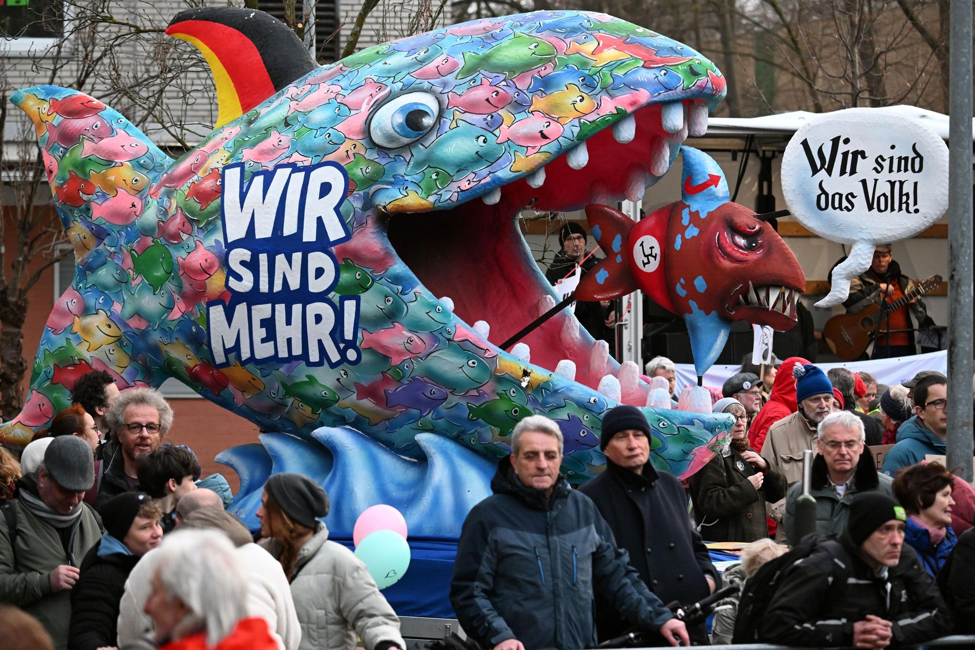 Zahlreiche Menschen nehmen an einer Protestaktion gegen den Thüringer AfD-Chef Höcke teil.