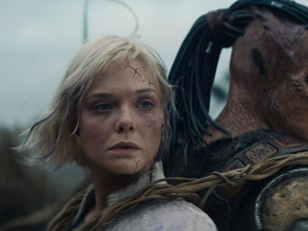 Thia (Elle Fanning) unterstützt den ausgestoßenen Dek (Dimitrius Schuster-Koloamatangi) bei seiner Suche. (Bild: Leonine Studios/2026 20th Century Studios)