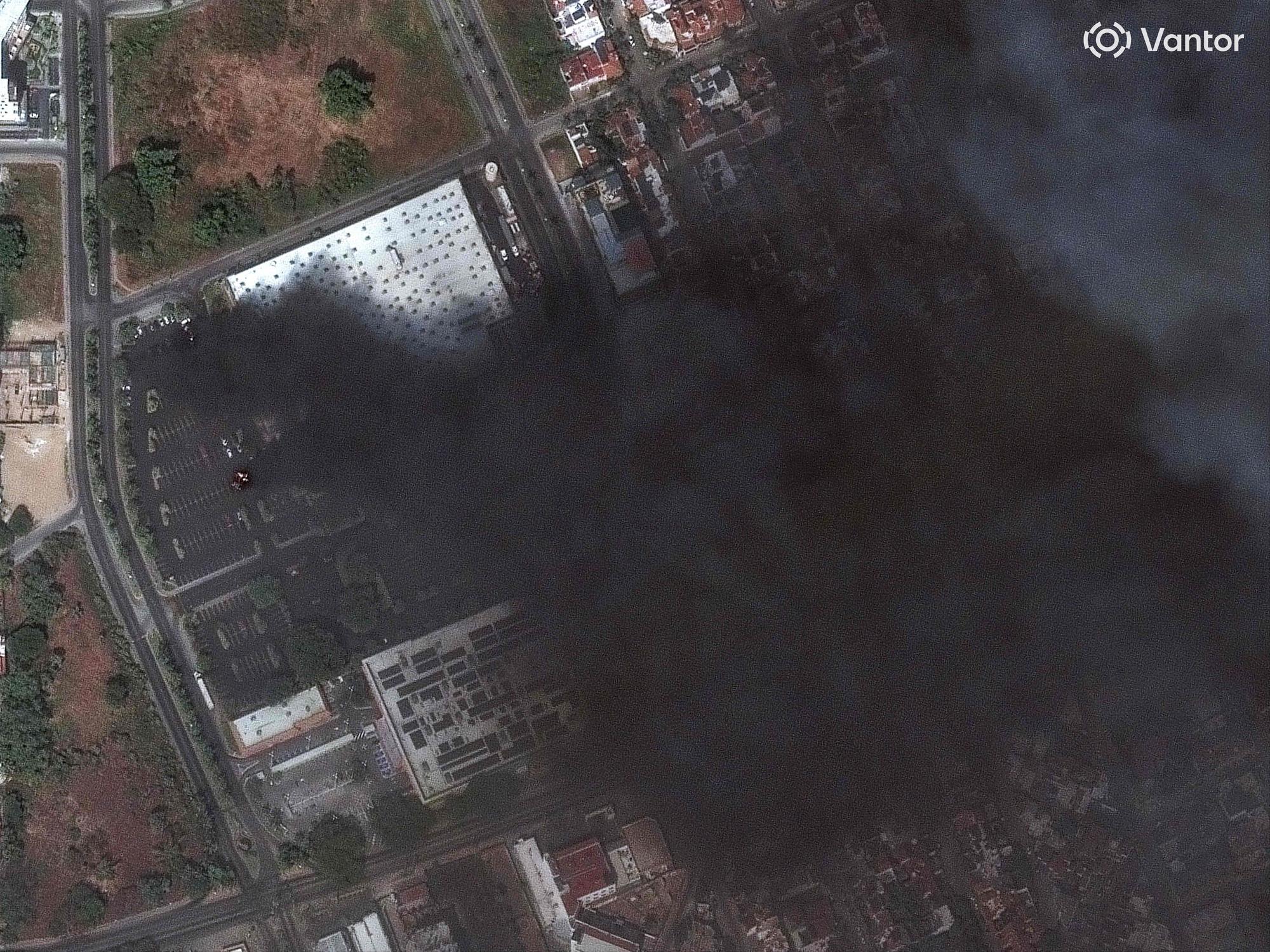 Das von Satellite Image ©2026 Vantor am 22. Februar 2026 veröffentlichte Foto zeigt Brände und Straßensperren in Puerto Vallarta.