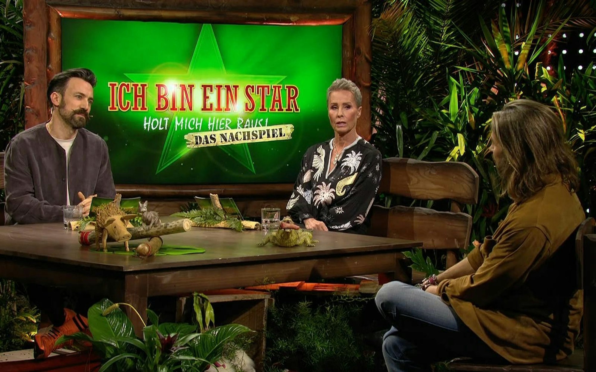Moderator Jan Köppen (links, mit Kollegin Sonja Zietlow) hat mit Gil Ofarim noch etwas zu klären. (Bild: RTL)