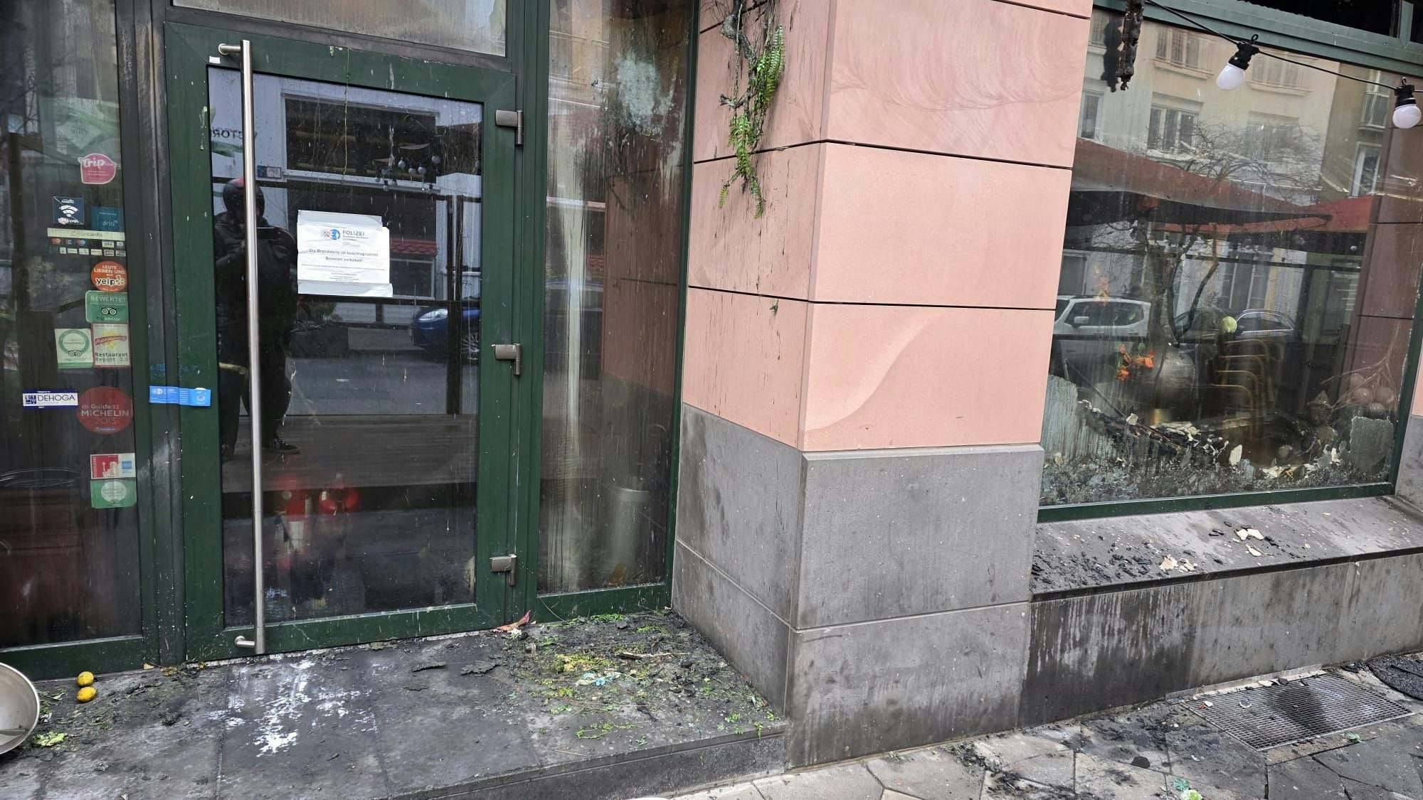 Das Thai-Restaurant in Düsseldorf am Tag nach dem Feuer.