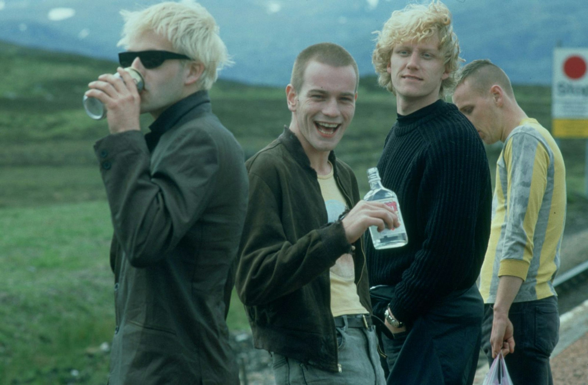 Nachdem seine Figur Tommy (zweiter von rechts) in „Trainspotting“ der Drogensucht zum Opfer fiel, war Kevin McKidd nicht in der Fortsetzung dabei. (Bild: Universal)