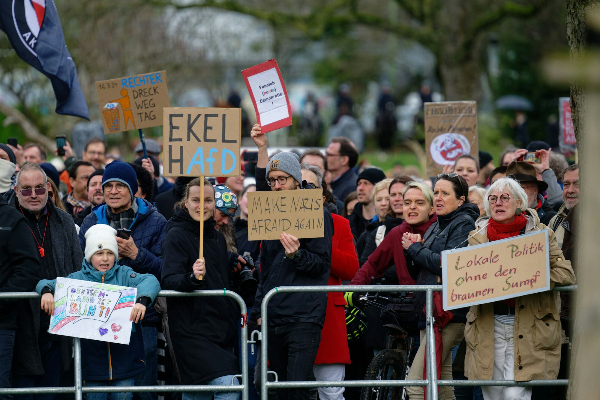 Teilnehmer einer Kundgebung von „Düsseldorf stellt sich quer“ protestieren (Archivbild).
