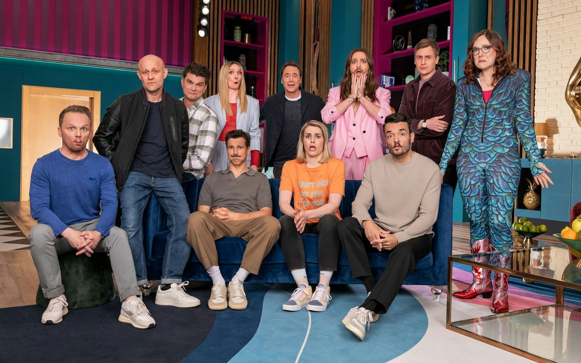 Die Teilnehmerinnen und Teilnehmer der sechsten Staffel von „Last One Laughing“. Wer in Staffel sieben gegeneinander antreten wird, ist noch nicht bekannt. (Bild: Amazon MGM Studios)