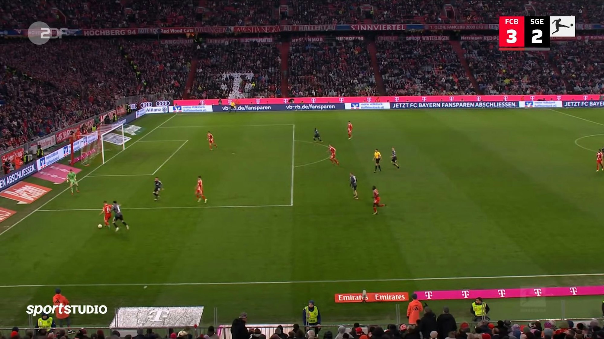 Joshua Kimmich spielt einen Fehlpass am eigenen Strafraum im Spiel des FC Bayern gegen Eintracht Frankfurt.