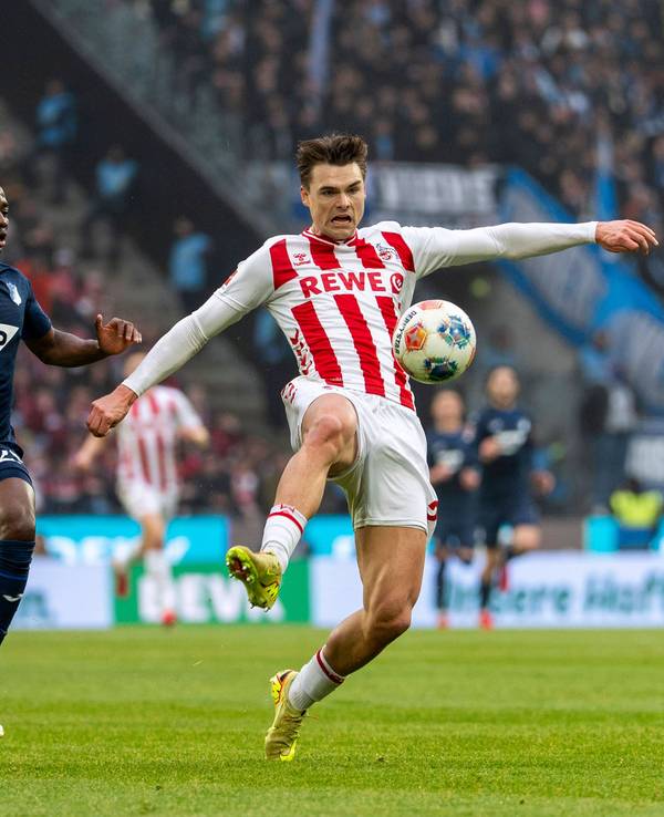 Joel Schmied kommt vor Bazoumana Touré an den Ball.