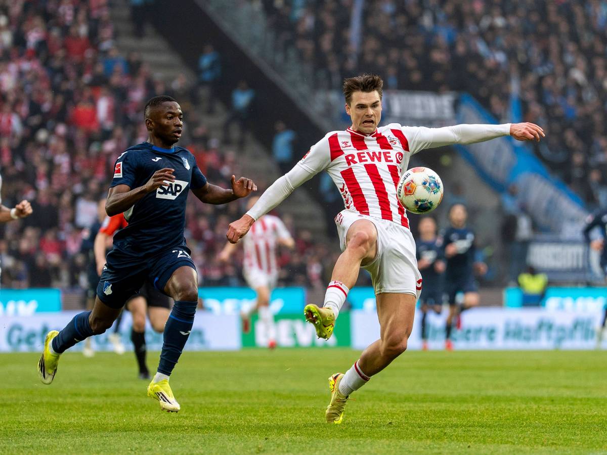 Joel Schmied kommt vor Bazoumana Touré an den Ball.