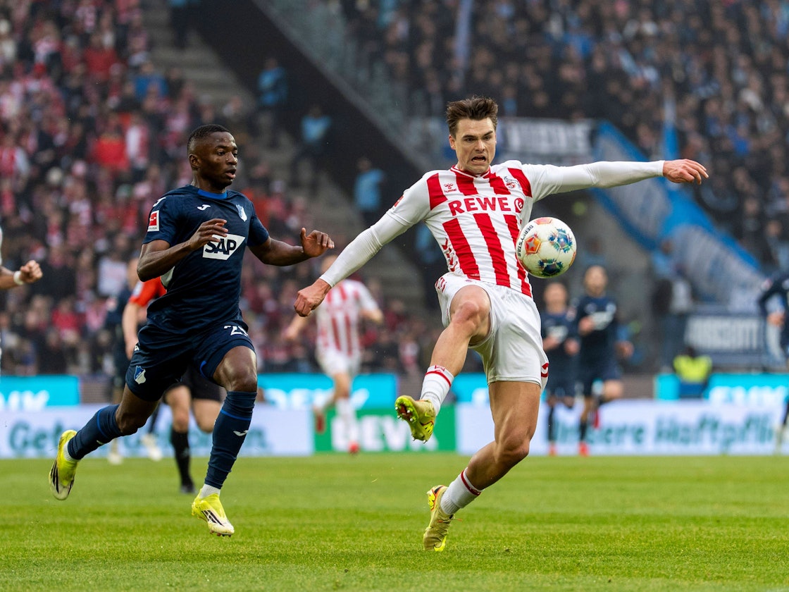 Joel Schmied kommt vor Bazoumana Touré an den Ball.