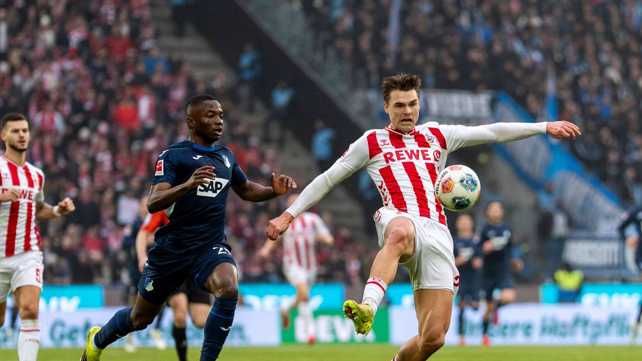 Joel Schmied kommt vor Bazoumana Touré an den Ball.