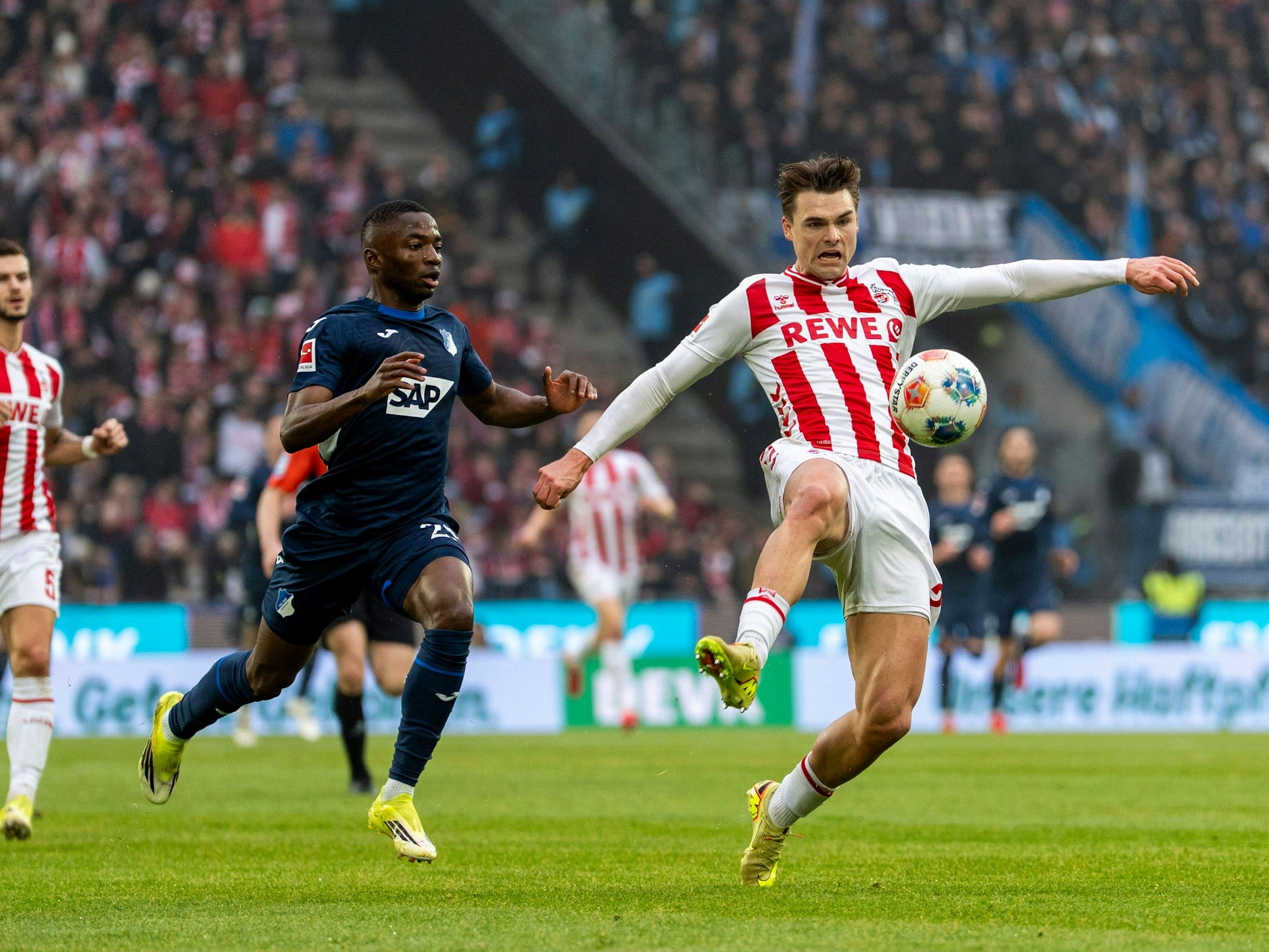 Joel Schmied kommt vor Bazoumana Touré an den Ball.