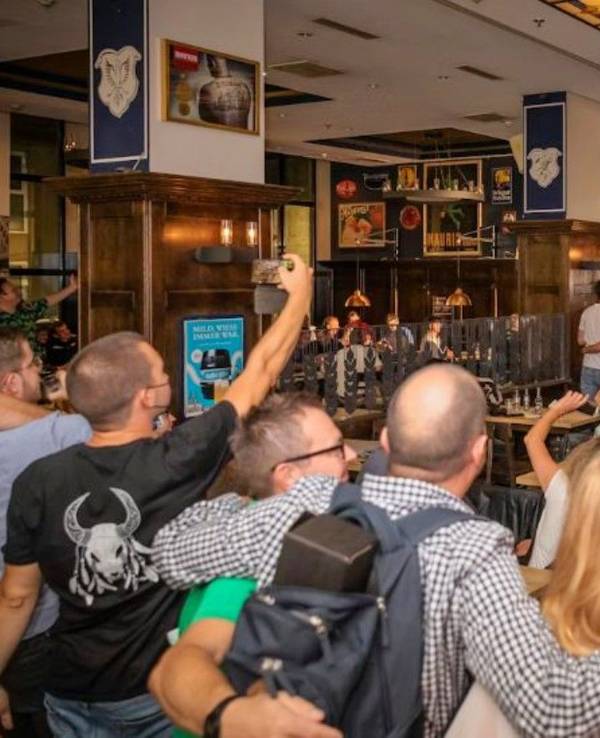 Menschen feiern bei den „Brauhaus Beats“ im Gaffel am Dom.