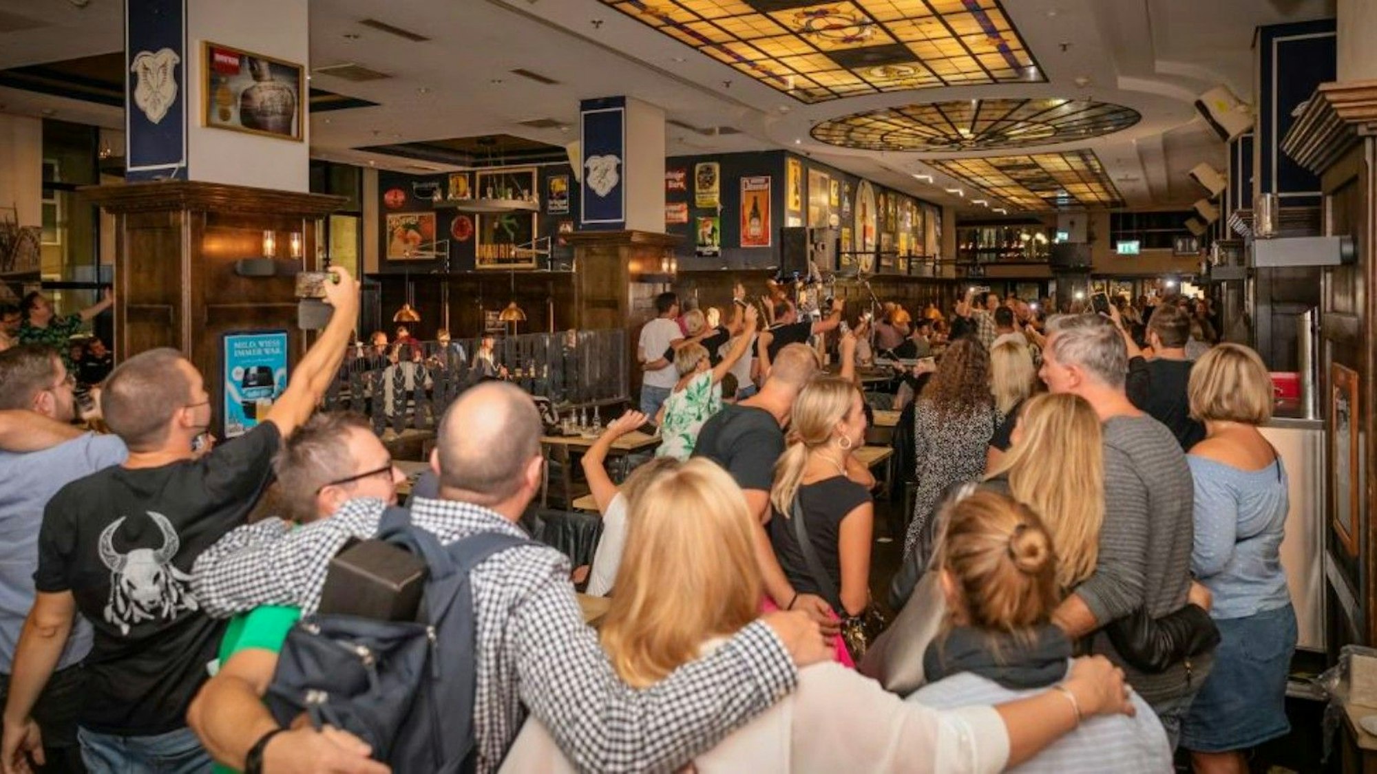 Menschen feiern bei den „Brauhaus Beats“ im Gaffel am Dom.