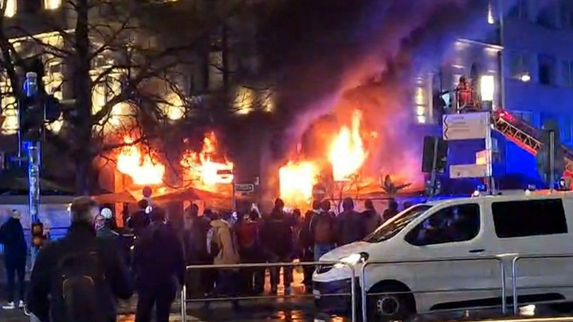 Feuer in einem Restaurant in Düsseldorf. Das Geschäft wurde durch den Brand völlig zerstört.