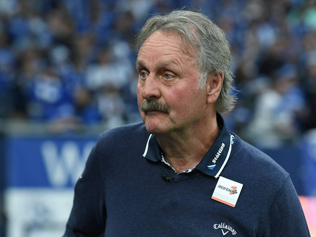 Peter Neururer steht bei einem Spiel der 2. Bundesliga im Stadion.