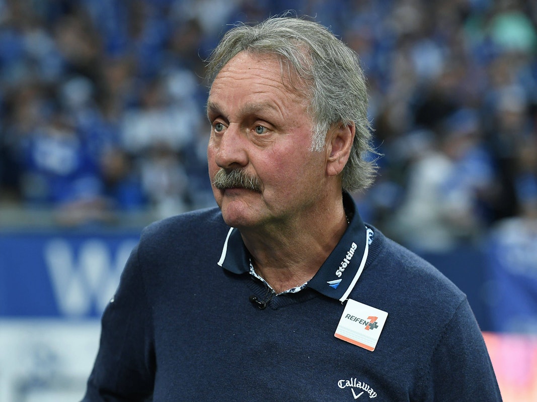 Peter Neururer steht bei einem Spiel der 2. Bundesliga im Stadion.