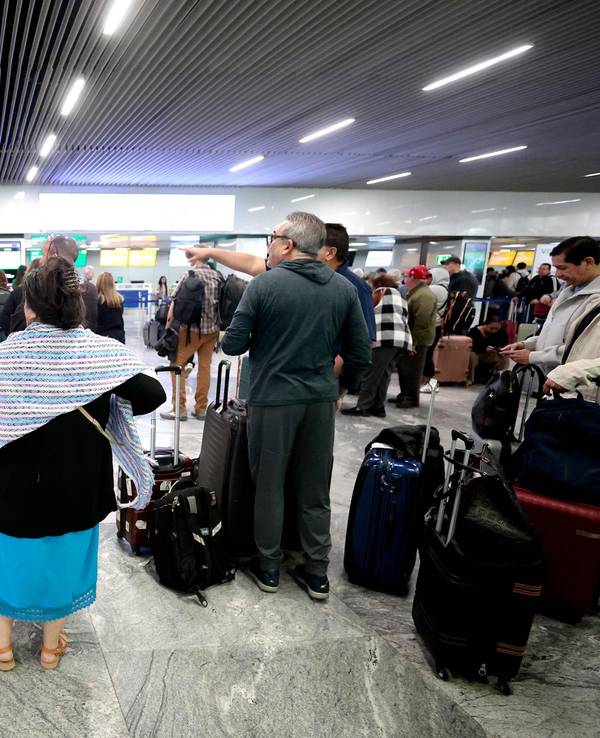 Gestrandete Passagiere stehen am 23. Februar 2026 am Flughafen Guadalajara. Mexiko hat 10.000 Soldaten eingesetzt, um die durch die Tötung des meistgesuchten Drogenbarons des Landes ausgelösten Zusammenstöße zu unterdrücken, bei denen Dutzende Menschen ums Leben gekommen sind, wie Behördenvertreter am 23. Februar mitteilten.