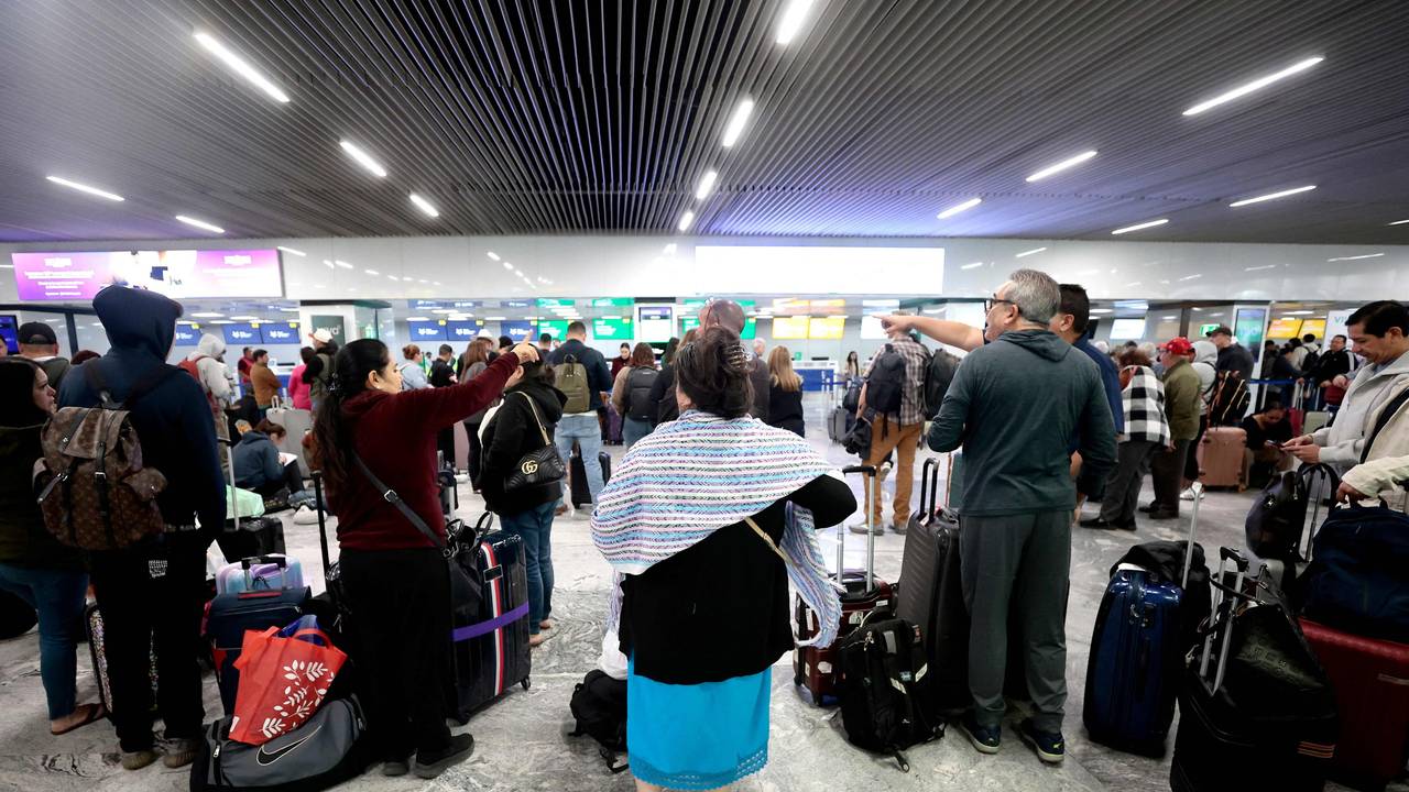 Gestrandete Passagiere stehen am 23. Februar 2026 am Flughafen Guadalajara. Mexiko hat 10.000 Soldaten eingesetzt, um die durch die Tötung des meistgesuchten Drogenbarons des Landes ausgelösten Zusammenstöße zu unterdrücken, bei denen Dutzende Menschen ums Leben gekommen sind, wie Behördenvertreter am 23. Februar mitteilten.