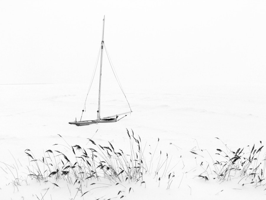 Eingeschneites Segelboot im Winter