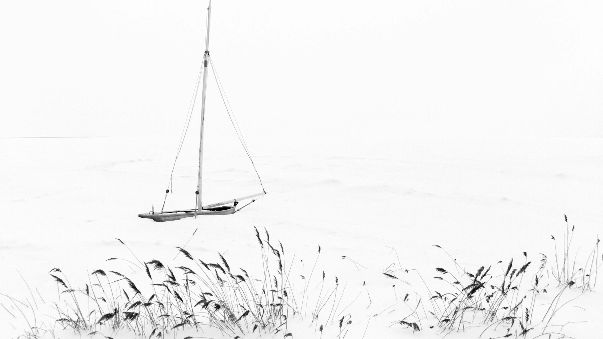 Eingeschneites Segelboot im Winter