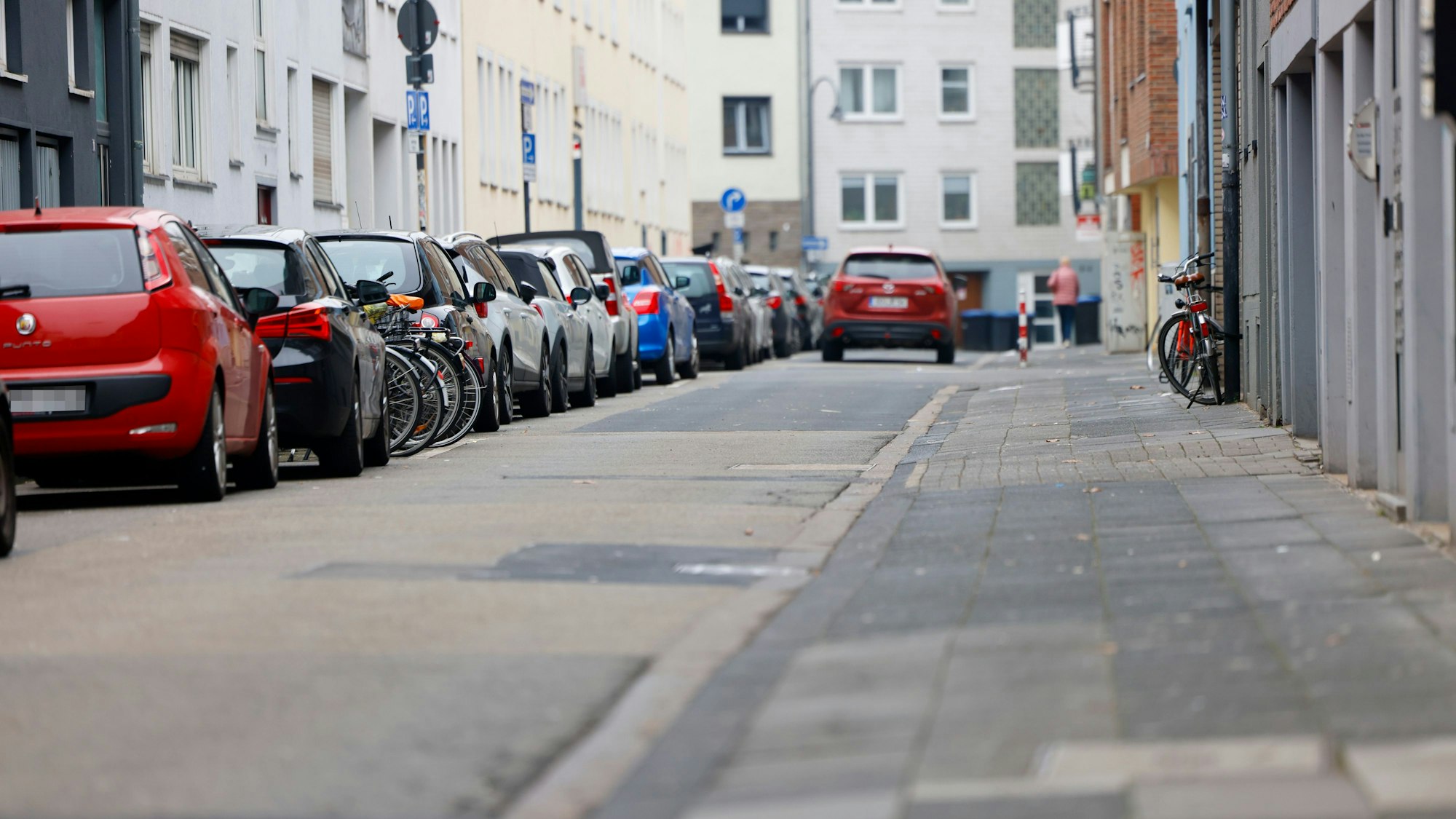 Große Telegraphenstraße in Köln: Die Parksituation hier ist angespannt. Parkplätze fallen nun weg.